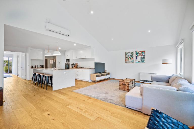 Salt Air Hideaway with Lush Backyard - B&B Torquay