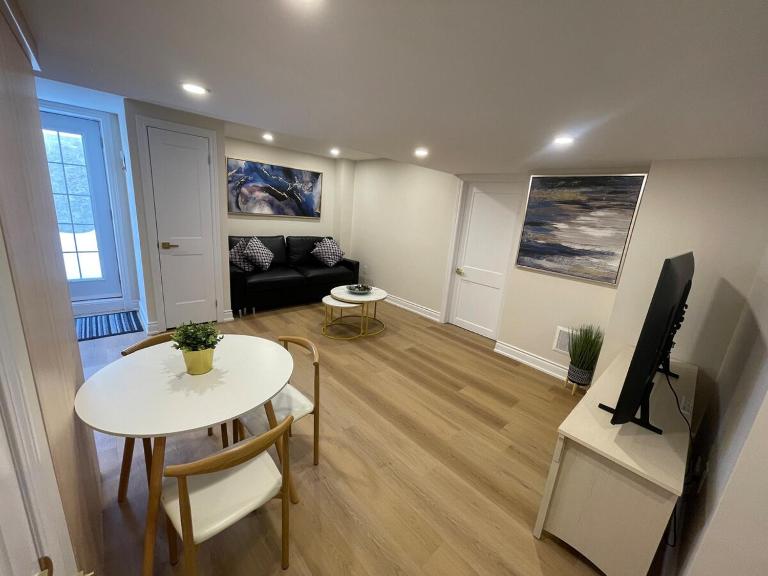 Stylish 2-Bedroom City Approved Basement Apartment - Bed and Breakfast Mississauga