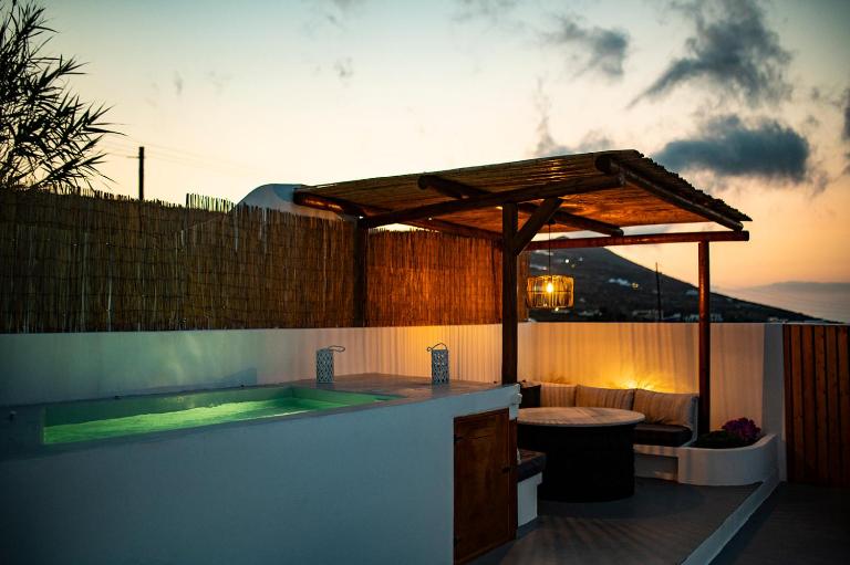 Leticia villa Santorini with heated jacuzzi - Ferienwohnung Vourvoúlos