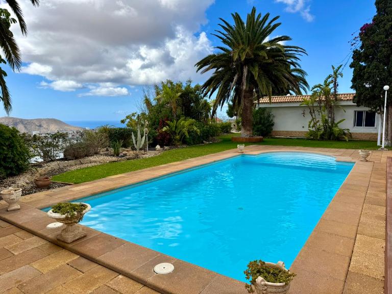 Villa Casa Lilo, en jardin grande,con una gran piscina, con pérgola y barbacoa - B&B Arona