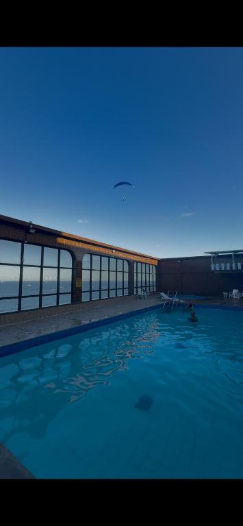 AP com prédio de frente para o mar e piscina na cobertura - B&B Vila Velha