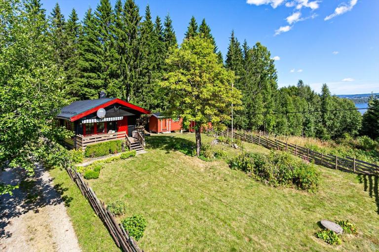 Cottage w Wilderness Feeling 20 min from airport - B&B Maura