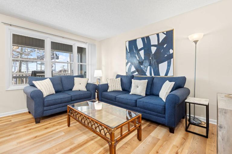 Modern Condo Just Steps from the OC Boardwalk - Bed and Breakfast Ocean City