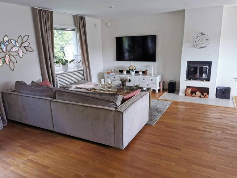 Nice villa with sunny terrace, smaller pool jumping-pad - B&B Stockholm