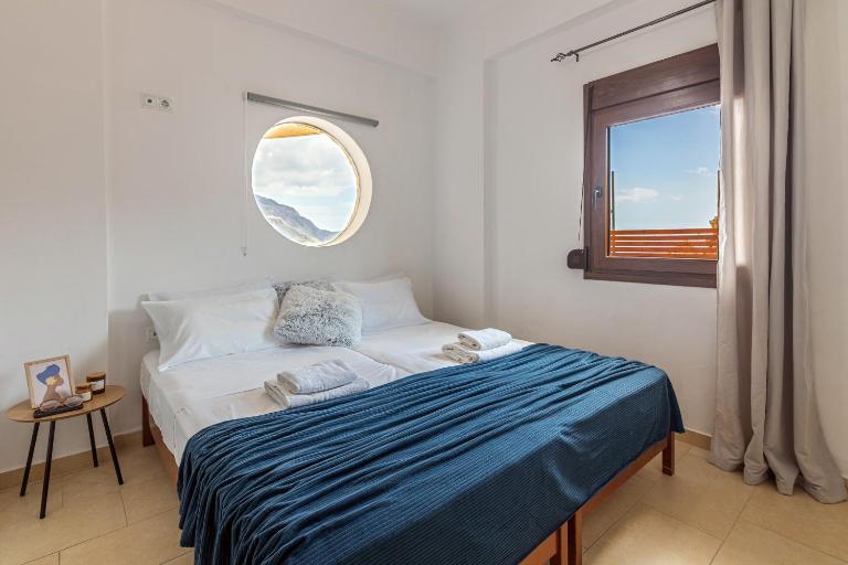 Sea View Villa Emmanuela, By IdealStay Experience - B&B Paránimfoi