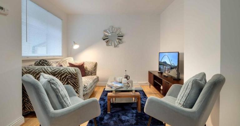 Armstrong Apartment 2 Dog Friendly City Break Stay - Bed and Breakfast High Heaton