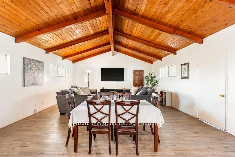 Spacious 4BR Retreat near Disneyland & Beaches - B&B Placentia