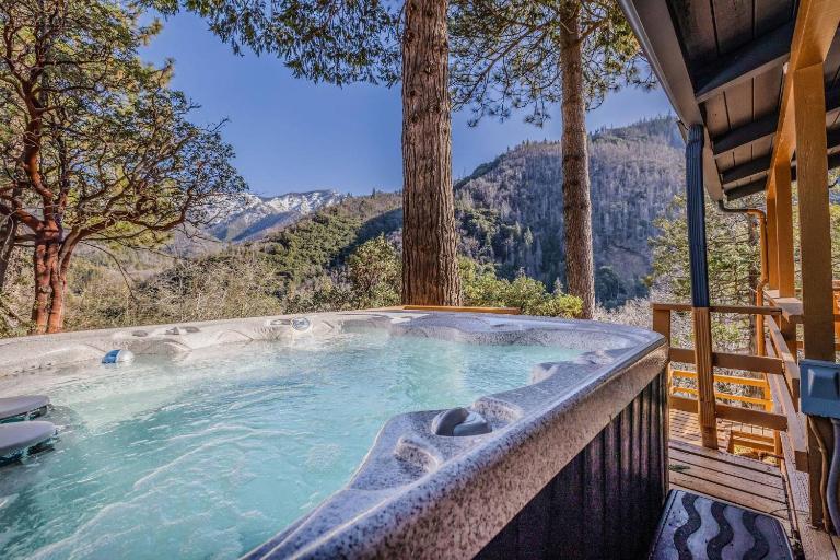 River Haus Sequoia | Hot Tub+New+King Beds+Views! - Bed and Breakfast Springville