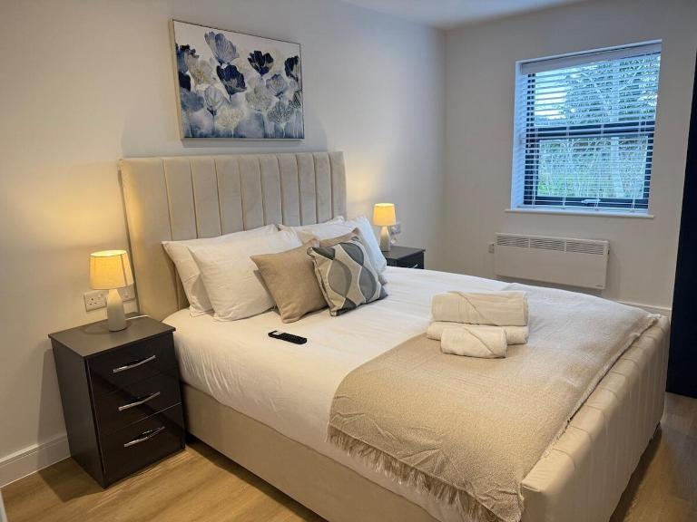 Sale Road Serviced Apartments Near Airport & Trafford Centre - Ferienwohnung Wythenshawe