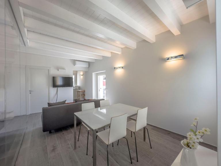 109 - Appartamento nuovo super chic quadrilocale in pietra del Conero SULLA COSTARELLA DI NUMANA CON VISTA MARE - SPIAGGIA E NAVETTA PRIVATA IN OMAGGIO AL WHITE BEACH CLUB dal 24-08 - B&B Numana
