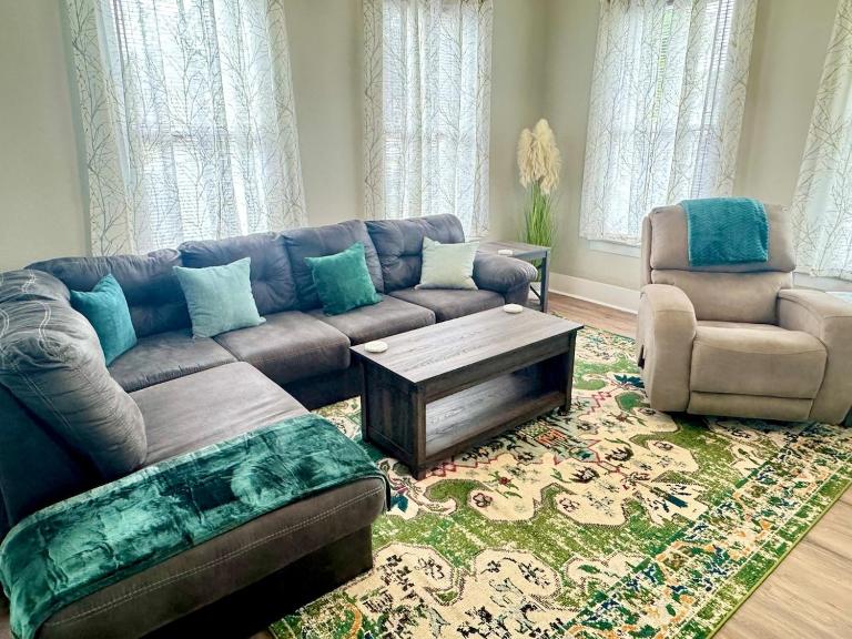 Bright & Airy 2BR 1BA Home Near The Riverfront - B&B Port Neches
