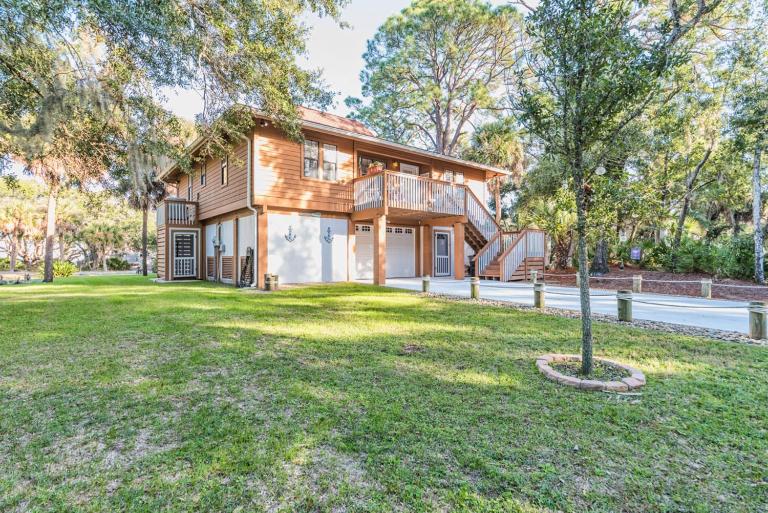Cheery home with fire-pit, screened-in porch - pets allowed - B&B Oceanmarsh Subdivision
