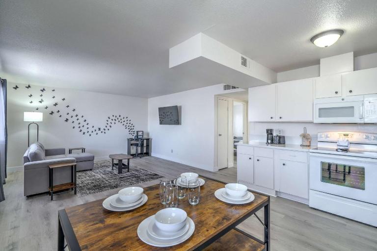 Vegas Getaway Near Strip! Sleeps 6! - B&B Las Vegas