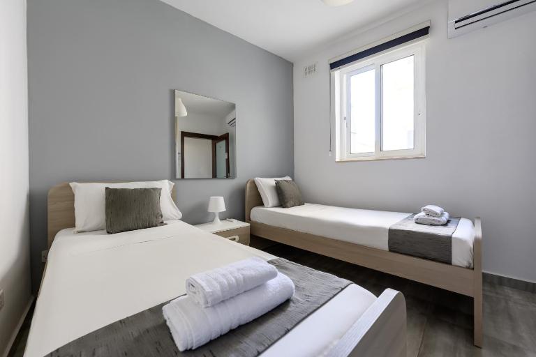 F9 Room 2, Private Room two single beds shared bathroom in shared Flat - Ferienwohnung Imsida