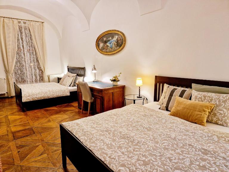Marina Old Town Apartment with 1 free parking offsite - Bed and Breakfast Košice