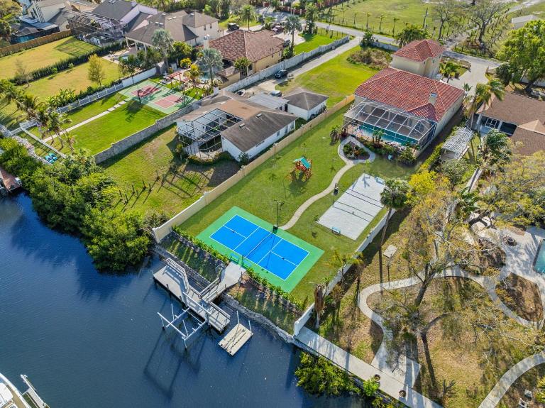 Waterfront Private Pool Pickleball Court Game Room - B&B Tampa