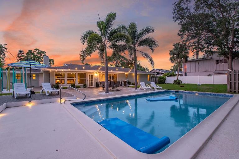 Relax in a Private 4BR Oasis Pool Fire Pit & BBQ - B&B Sarasota