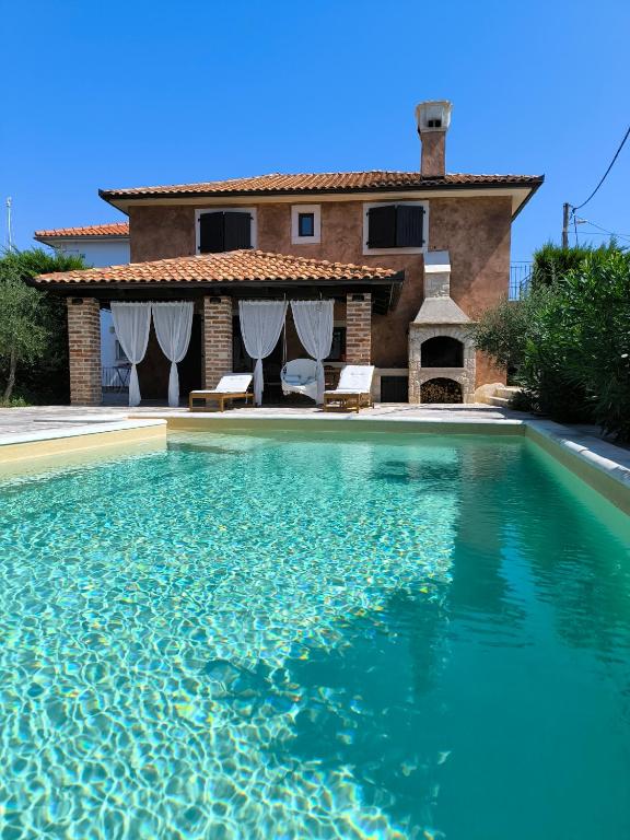Holiday House Ursa with heated pool - B&B Krk