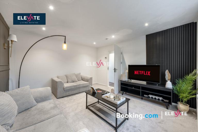 3 Bedroom House, Free Parking, Sleeps Up to 5, Private Garden, Elevate Living Estates Short Lets & Serviced Apartments - Bed and Breakfast Spoonley