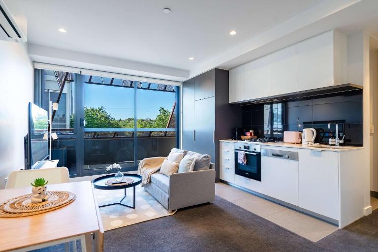 Modern 1BR Apartment with Smart TV and Views - B&B Melbourne