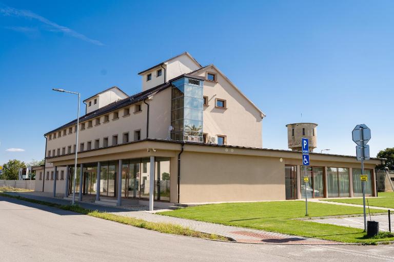 Reštaurácia s ubytovaním Mikov Dvor - Ferienwohnung Neutra
