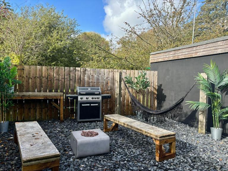 The Pinewood Cabin With Firepit & BBQ - B&B Ringwood