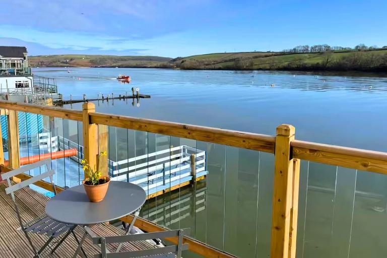 Estuary's Rest Studio Apartment at Galwad Y Mor - B&B Cardigan