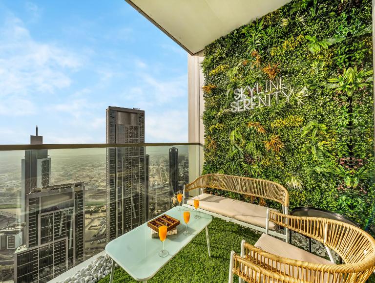 Skyline Serenity Holiday Home I Grande Signature 2 Bedroom Apartments I Persian Gulf Views I Free Parking, Gym, Pool & Wi-Fi - B&B Dubai