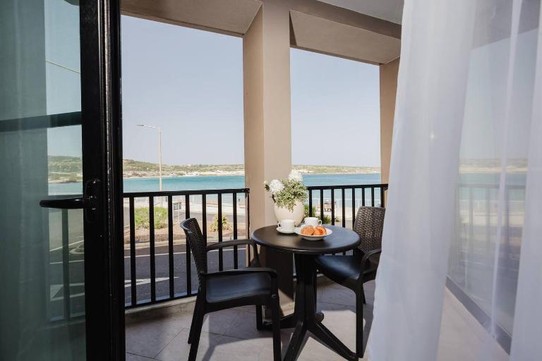 Beachfront Flat with Sea Views by Homely Malta! - B&B Is-Sellum