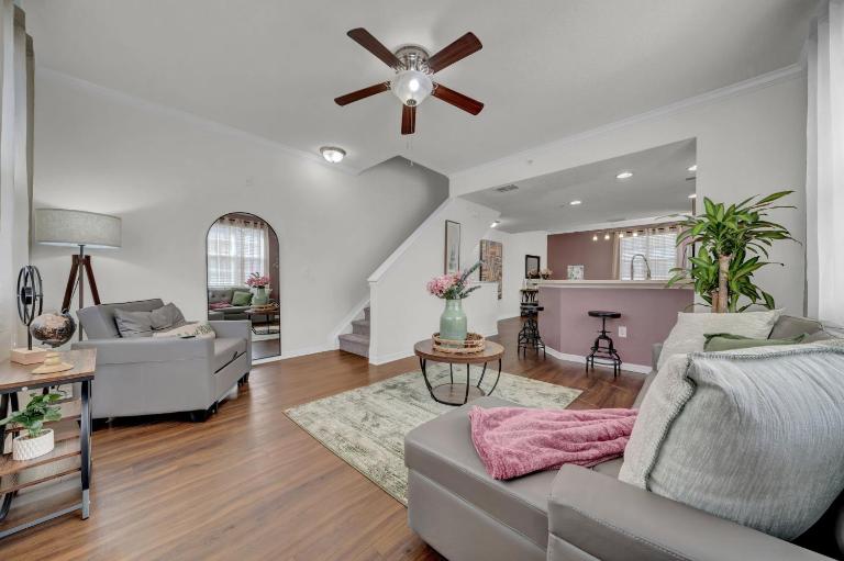 Modern 2BR2BA Pool Gym Near Airport #8 - B&B Tampa