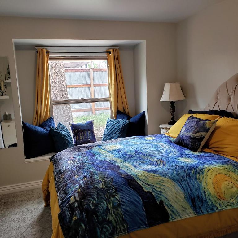 Van Gogh Get HIGH Tiny Home - B&B Colorado Springs