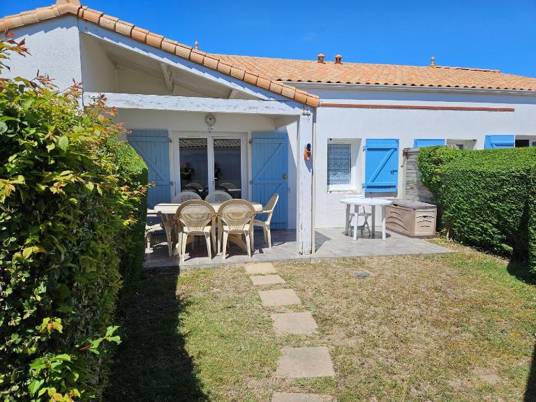 Maisonnette confortable avec piscine privée et parking - FR-1-476-166 - B&B La Faute-sur-Mer