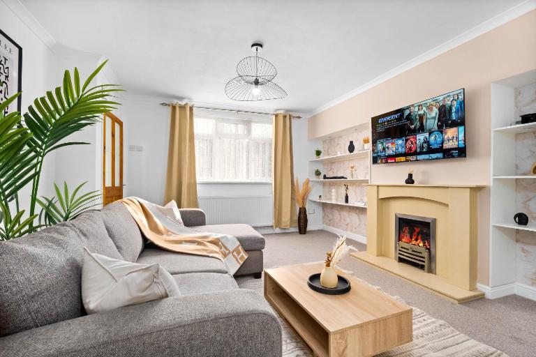 Stylish 3 Bedroom House - Garden - Pool Table - Parking 165M - B&B Birmingham