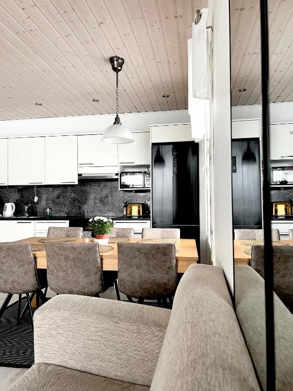 Kulta Villa, keskellä Vuokattia sisältyy Sauna, ilmainen Pysäköinti, Wi-Fi, 65smartTV, oma pieni piha alue, sopii perheille - Chambres d'hôtes Vuokatti