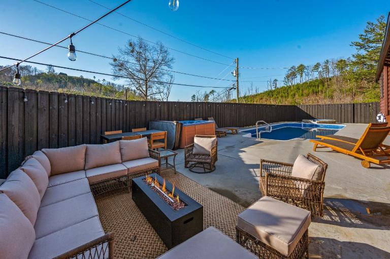 The Sparrow - 6BR Cabin - Heated Pool, Hot Tub & Theater - B&B Sevierville