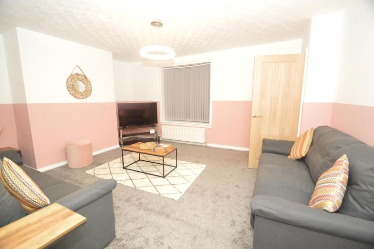 Abbot-4 Bdrm 5 beds Sleeps 7 Ideal 4 Contractors - Bed and Breakfast Gateshead