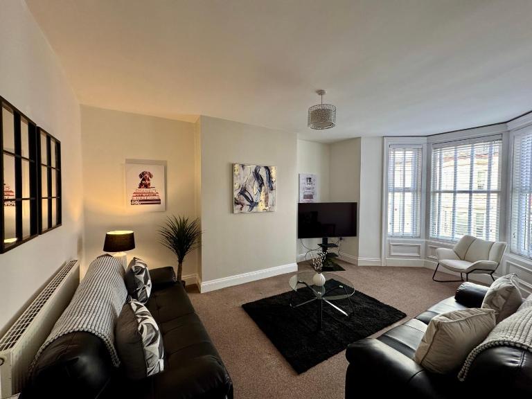 Ocean Apartment, Spacious 5 bedroom holiday home - B&B Whitley Bay