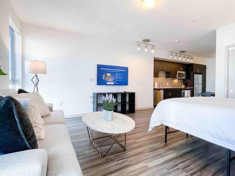 Studio Downtown Walk to Convention Center - B&B Los Angeles