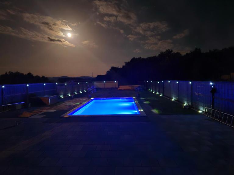 Villa Joy with Pool,Jacuzzi,E Auto Station - Chambres d'hôtes Sračinec