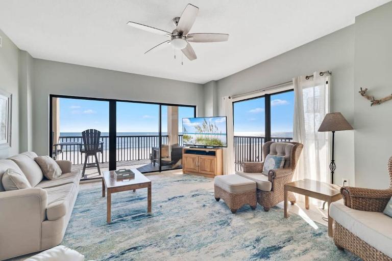 Palms 304 3rd floor 3 bedrooms 3 baths corner unit beach front - Ferienwohnung Orange Beach