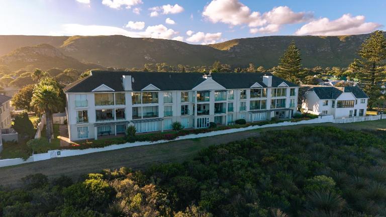 Seaside Serenity: Tranquil Oceanview Retreat - Bed and Breakfast Hermanus