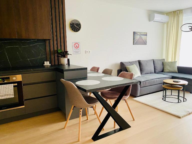 NEW apartment with free garage parking near the airport - Bed and Breakfast Prievoz