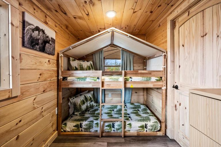 CUTE Modern Mountain Cabin! 15 Min from Restaurants, Dollywood, Groceries, Parkway - Hot Tub, Pack & Play, Indoor Fireplace, Game Area - B&B Sevierville