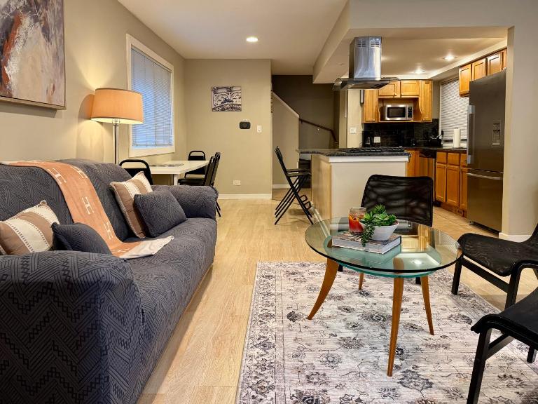 Designer Themed 4 Bedroom in Best Location with Patio and Fireplace - B&B Chicago