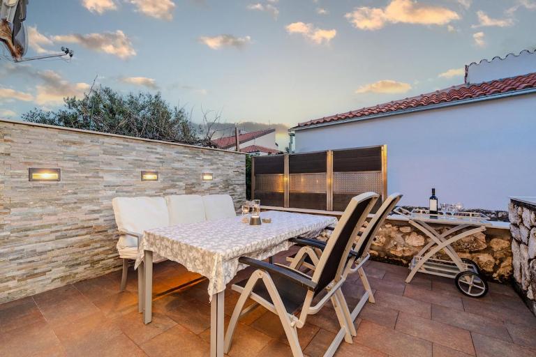 Boba lovely apartment close to Zrce beach - Chambres d'hôtes Gajac