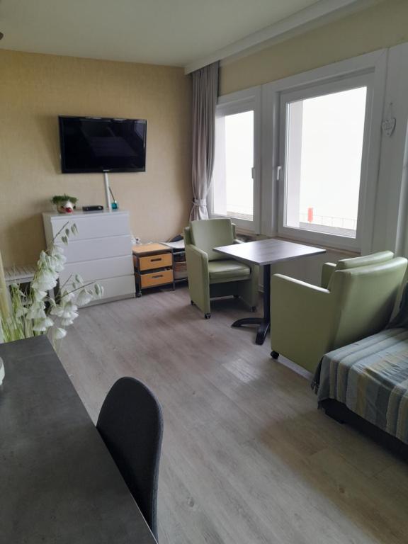 A cozy studio with a sleeping area and a fantastic sea view T43 - Chambres d'hôtes Ostende