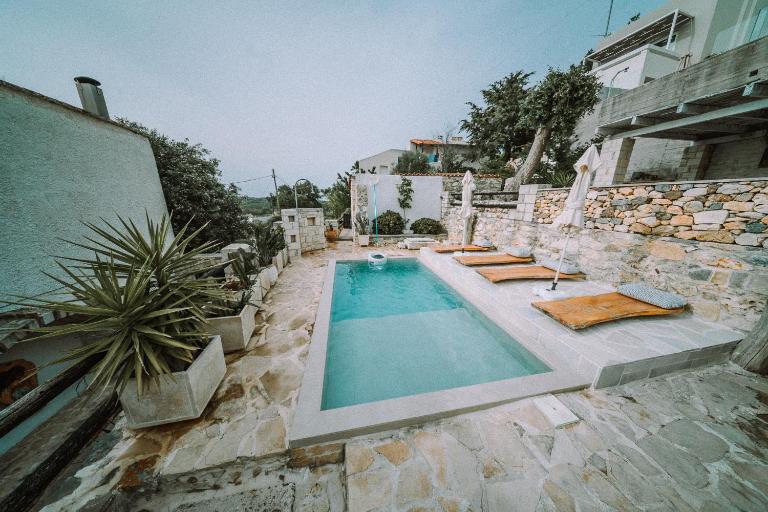Antonia's stonebuilt mansion with a private pool - B&B Arménoi