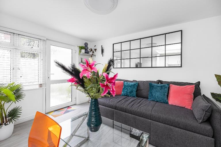 New! Modern 1-BR House with Patio & HotTub , Chiswick - Bed and Breakfast Londen