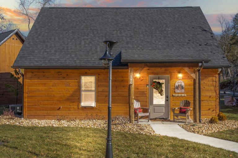 New Cabin at Tall Timbers! Free Tickets! Indoor and Outdoor Pools! - Bed and Breakfast Hollister