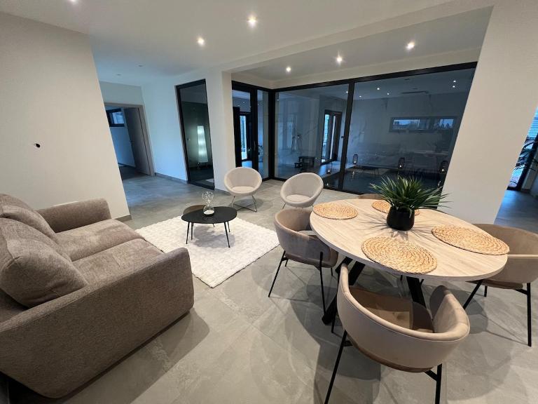 Magnifique maison bien-être 5 étoiles avec piscine et spa - B&B Kerprich-aux-Bois